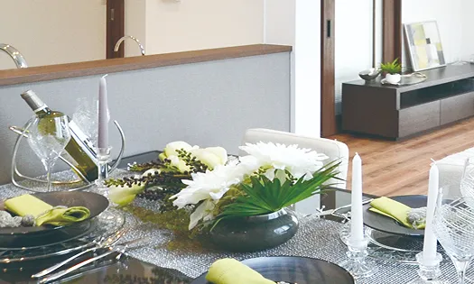 木の床と階段があるモダンな住宅の開放的な室内